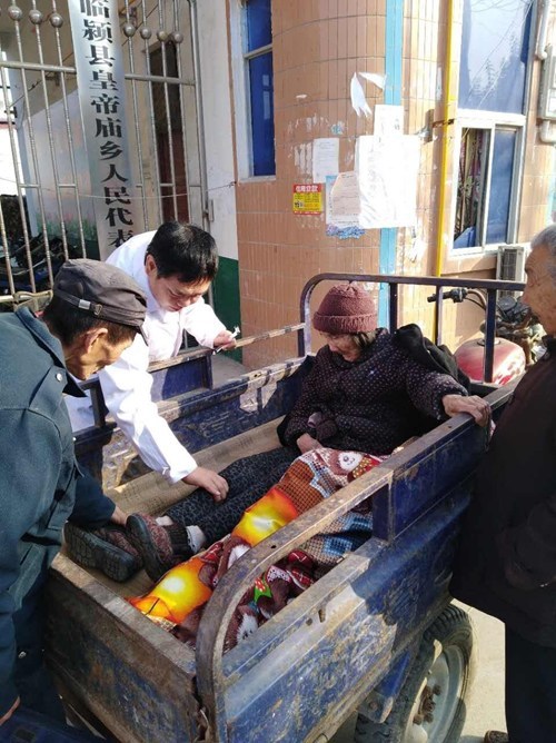 图为县中医院医生对残疾人进行残疾评定 图为县中医院医生对残疾人进行残疾评定