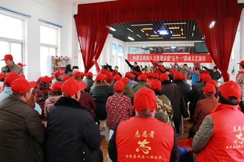 图为残疾人正在观看特殊教育学校师生的精彩文艺演出 图为残疾人正在观看特殊教育学校师生的精彩文艺演出