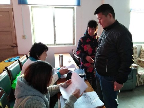 图为县康泰精神病医院医生对残疾人进行残疾评定 图为县康泰精神病医院医生对残疾人进行残疾评定