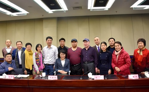 图为海迪主席与残疾人代表和基层残疾人工作者合影 图为海迪主席与残疾人代表和基层残疾人工作者合影