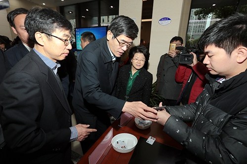 图为鲁勇书记观摩镇海区智能化残疾人证制发过程 图为鲁勇书记观摩镇海区智能化残疾人证制发过程