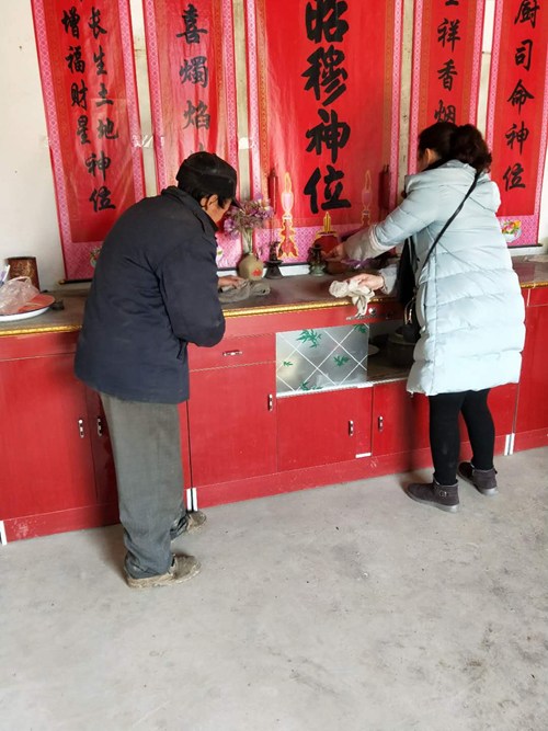 图为县残联工作人员入户帮助打扫环境卫生 图为县残联工作人员入户帮助打扫环境卫生