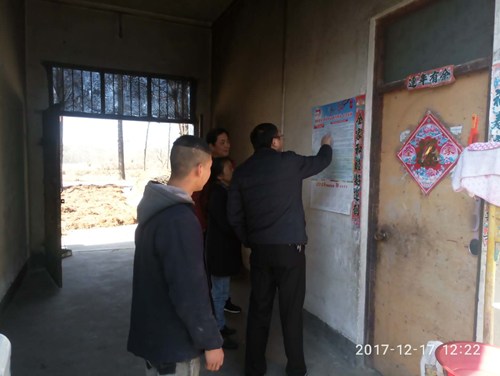 图为县残联党员干部入户进行档卡核实、宣讲扶贫政策 图为县残联党员干部入户进行档卡核实、宣讲扶贫政策