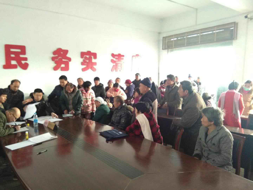 图为下乡办证现场2 图为下乡办证现场2
