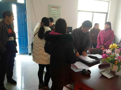 图为下乡办证现场1 图为下乡办证现场1