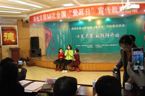 图为听障儿童表演节目 图为听障儿童表演节目