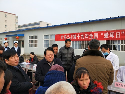 图为娄晖民与王占民与活动群众交谈 图为娄晖民与王占民与活动群众交谈