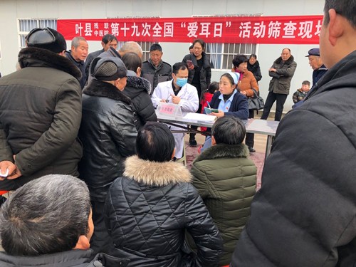 图为医务人员沟通病情 图为医务人员沟通病情