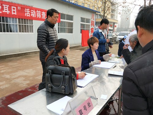 图为残联工作人员现场接受办证 图为残联工作人员现场接受办证