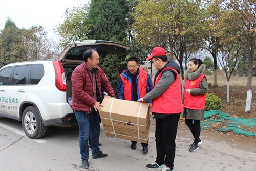 图为轮椅搬运现场 图为轮椅搬运现场