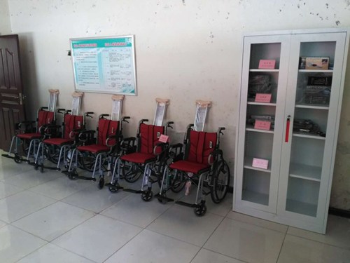 图为辅具站配发的辅具 图为辅具站配发的辅具