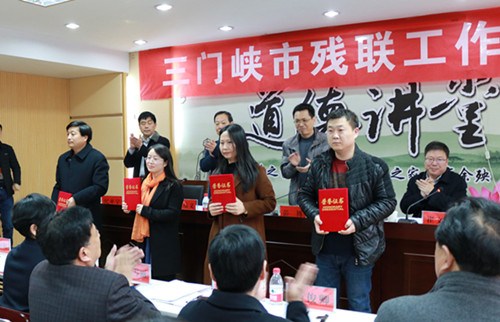 图为表彰先进个人 图为表彰先进个人