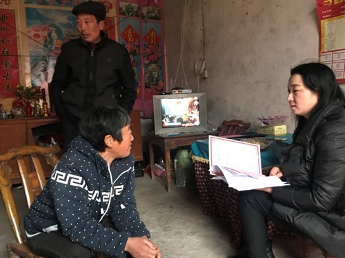图为残联干部走进群众家中宣传文明新风 图为残联干部走进群众家中宣传文明新风