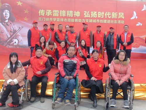 图为市残联助残志愿者与受助残疾人合影 图为市残联助残志愿者与受助残疾人合影