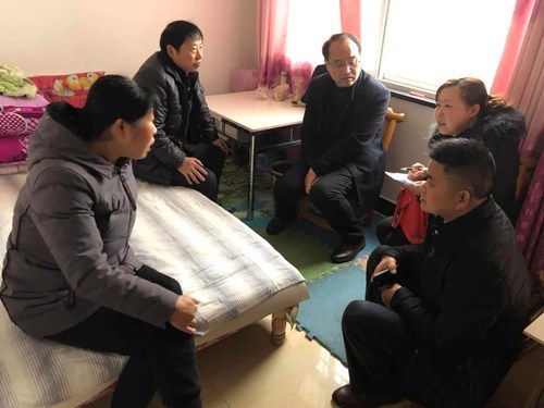 图为残联理事长与群众畅谈文明新风,鼓励他们营造良好社会风气 图为残联理事长与群众畅谈文明新风,鼓励他们营造良好社会风气