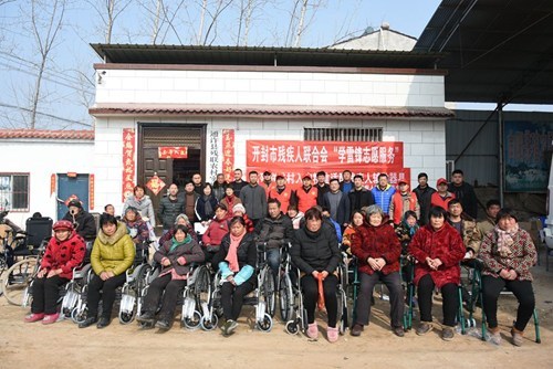 图为市、县残联有关领导与残疾人及其家属合影留念 图为市、县残联有关领导与残疾人及其家属合影留念