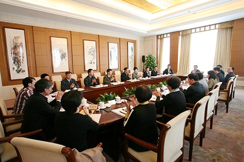 图为座谈会现场 图为座谈会现场