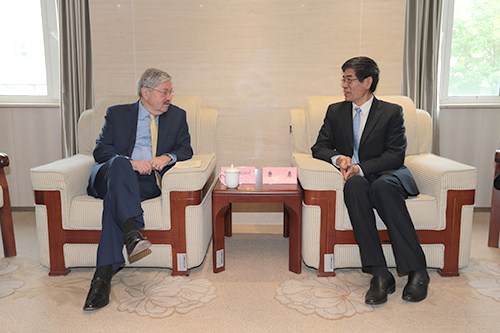 图为鲁勇理事长与布兰斯塔德大使会谈 图为鲁勇理事长与布兰斯塔德大使会谈