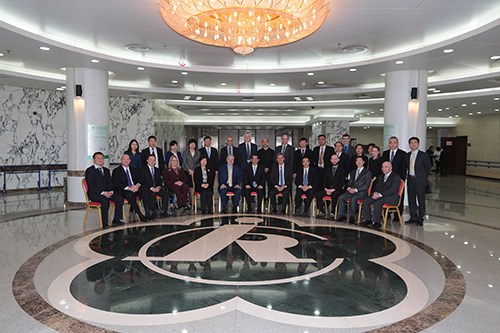 图为与会人员合影 图为与会人员合影