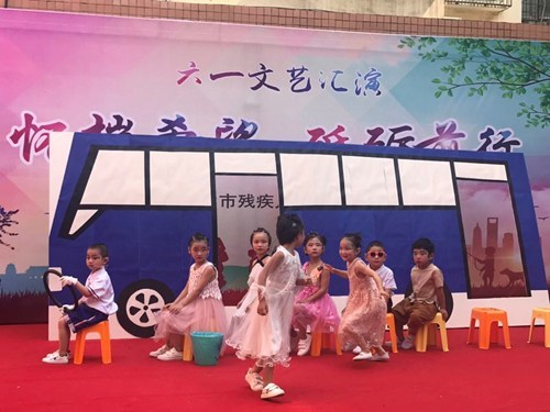 图为:活动现场 图为:活动现场