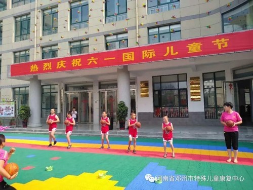图为启智部的孩子们带来的节目《篮球运动》 图为启智部的孩子们带来的节目《篮球运动》