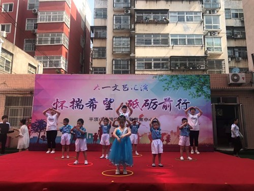 图为:活动现场 图为:活动现场