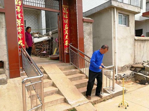 图为 无障碍改造坡道、扶手、助行器 图为 无障碍改造坡道、扶手、助行器
