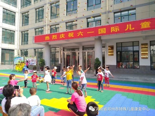 图为康复中心语训部小班的孩子们带来的节目《猪宝贝》 图为康复中心语训部小班的孩子们带来的节目《猪宝贝》