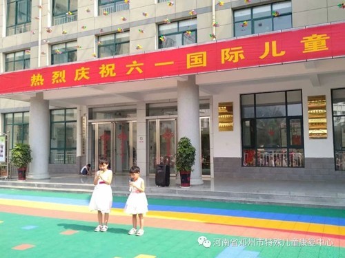 图为盲童班的两个小宝贝带来的节目——歌曲《我会听话》 图为盲童班的两个小宝贝带来的节目——歌曲《我会听话》