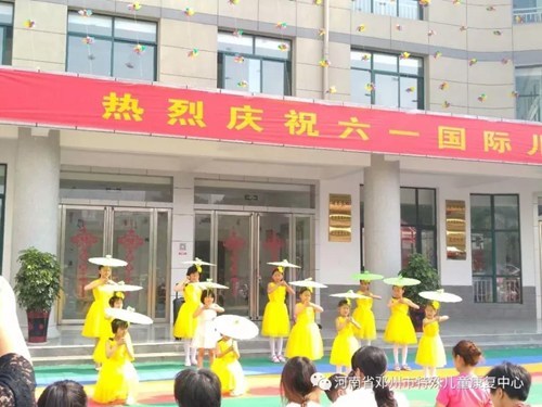 图为语训部中大班的孩子们带来的舞蹈《家乡美》 图为语训部中大班的孩子们带来的舞蹈《家乡美》