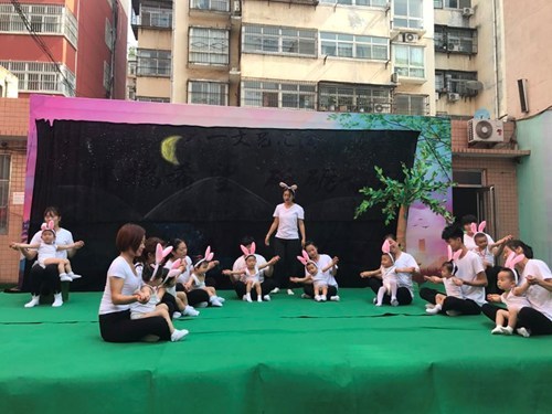 图为:活动现场 图为:活动现场