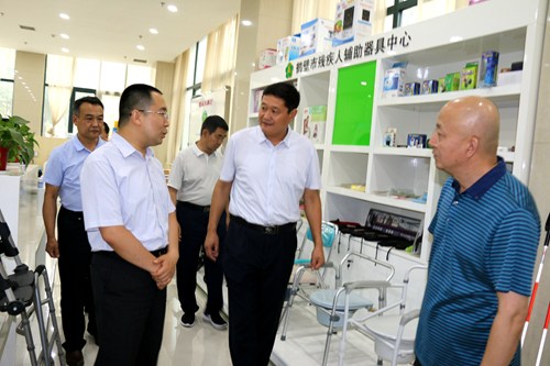 图为调研残疾人辅助器具中心 图为调研残疾人辅助器具中心