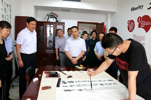 图为调研市残疾人福利基金会 图为调研市残疾人福利基金会