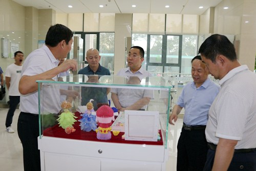 图为郭浩市长了解残疾人辅助性就业并观看机构产品 图为郭浩市长了解残疾人辅助性就业并观看机构产品