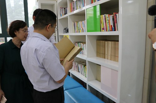 图为郭浩市长体验盲文书籍 图为郭浩市长体验盲文书籍