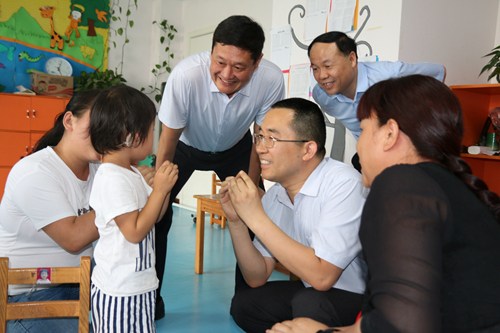 图为郭浩市长看望聋儿并同其亲切交谈 图为郭浩市长看望聋儿并同其亲切交谈