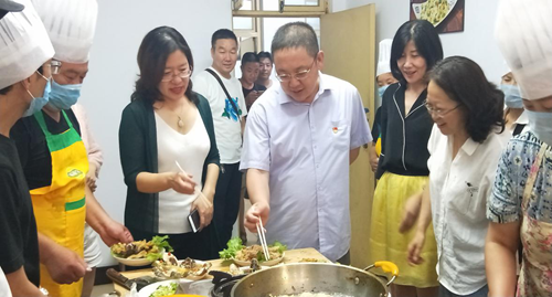 图为:瀍河区区委副书记吉建宾、副区长王颖一行参观残疾人职业技能培训现场 图为:瀍河区区委副书记吉建宾、副区长王颖一行参观残疾人职业技能培训现场