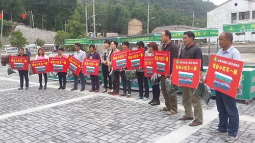 图为残疾人创业小吃车发放现场 图为残疾人创业小吃车发放现场