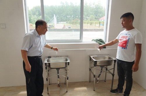 图为市残联理事长张银良调研汝南县重度残疾人托养建设情况 图为市残联理事长张银良调研汝南县重度残疾人托养建设情况