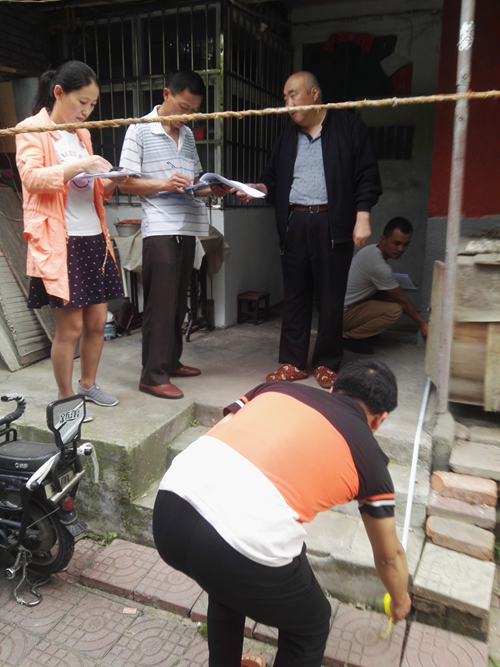 图为:施工单位对残疾人家庭开展无障碍改造项目实地入户勘测 图为:施工单位对残疾人家庭开展无障碍改造项目实地入户勘测