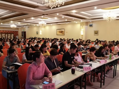 图为160余名学员正在认真学习操作方法 图为160余名学员正在认真学习操作方法