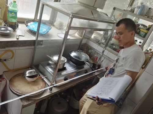 图为:施工单位对残疾人家庭开展无障碍改造项目实地入户勘测 图为:施工单位对残疾人家庭开展无障碍改造项目实地入户勘测