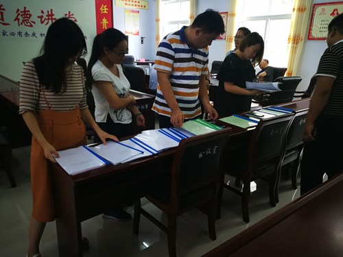图为检查组在辉县市沙窑乡查看档案材料 图为检查组在辉县市沙窑乡查看档案材料