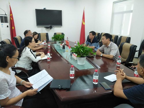 图为检查组听取基层残联工作汇报 图为检查组听取基层残联工作汇报