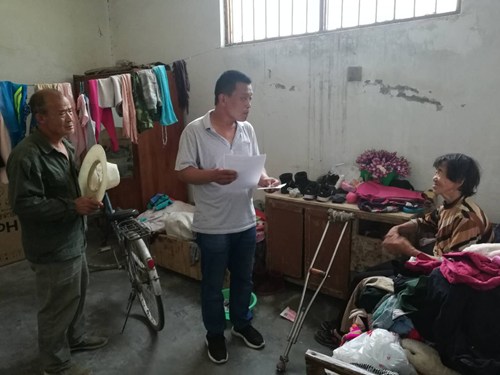 图为安阳市北关区残联工作人员入户为贫困疑似残疾人办理残疾人证 图为安阳市北关区残联工作人员入户为贫困疑似残疾人办理残疾人证