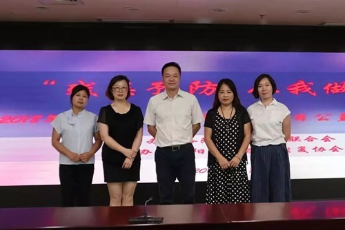 图为:合影留念 图为:合影留念
