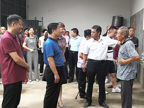 图为:省残联维权部部长白敬德和市残联党组书记、理事长杨广欣与残疾人家人进行交谈 图为:省残联维权部部长白敬德和市残联党组书记、理事长杨广欣与残疾人家人进行交谈