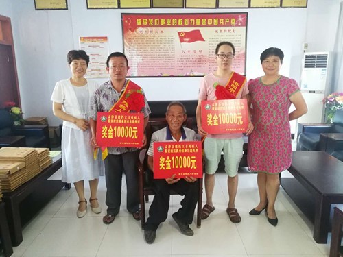 图为:合影留念 图为:合影留念