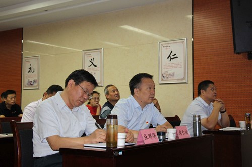 图为郑州市残联领导出席报告会 图为郑州市残联领导出席报告会