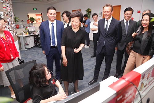 图为王乃坤理事长在京东客服中心慰问通过“包容美力计划”入职的残疾人员工 图为王乃坤理事长在京东客服中心慰问通过“包容美力计划”入职的残疾人员工
